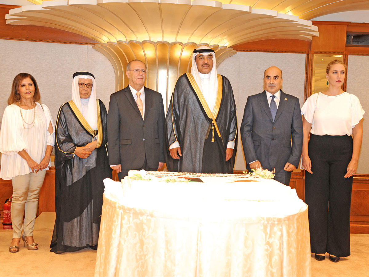 صباح الخالد يتوسط نظيره القبرصي والمعجل ومسؤولي سفارة قبرص خلال الحفلn