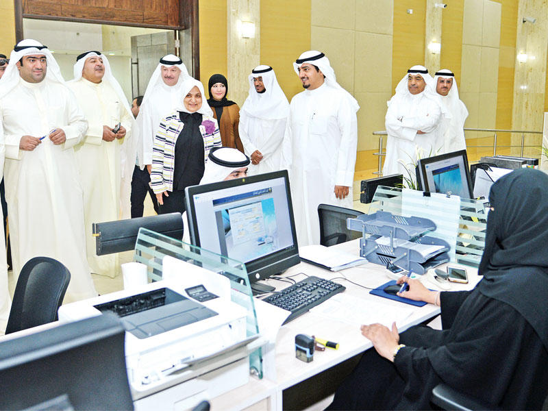 الصبيح والروضان خلال جولة في مركز المشروعات الصغيرة   (تصوير عبدالله الخلف)