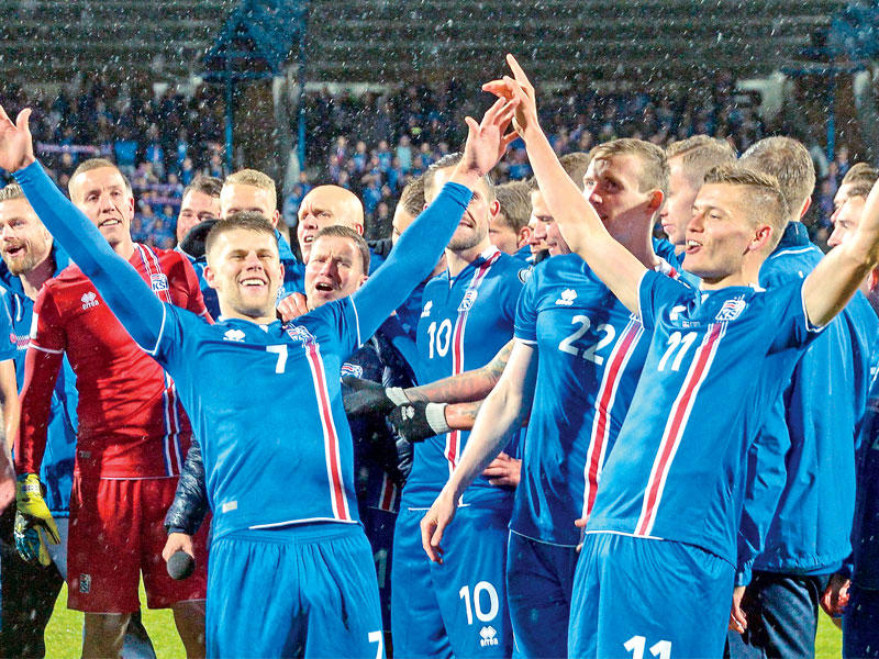 فرحة لاعبي آيسلندا بعد الفوز على كوسوفو