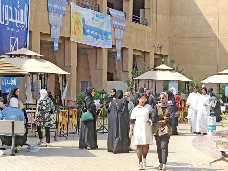 جانب من الطلبة أمام مواقع التصويت