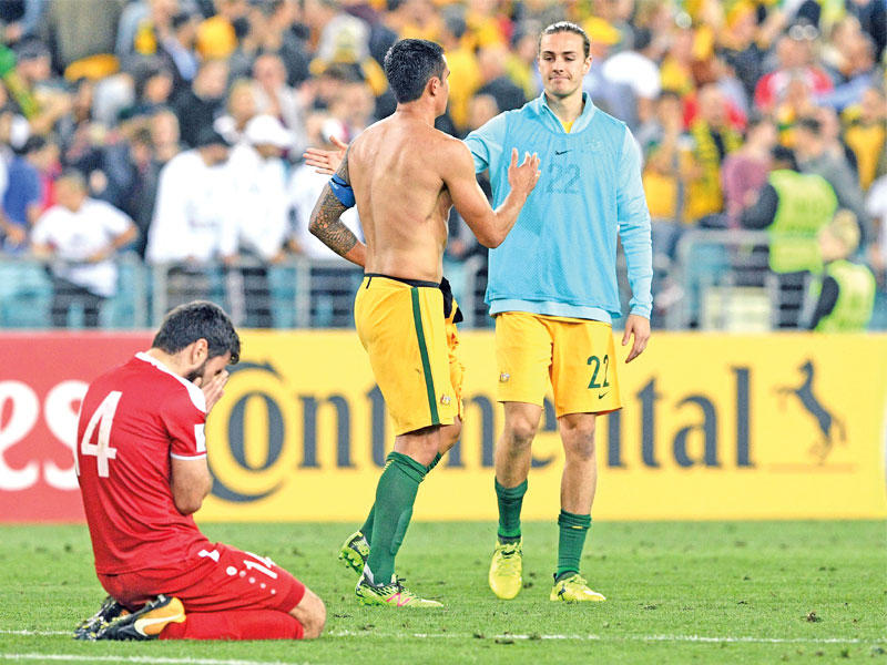 تيم كايهيل يحتفل مع زميله جاكسون إيرفين وخيبة الأمل بادية على تامر حاجt(أ ف ب)