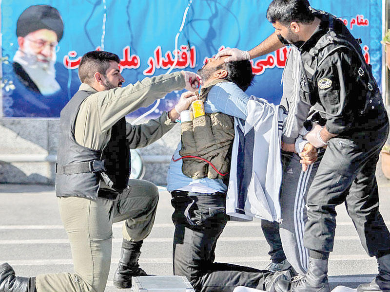 مناورات لقوات أمن إيرانية للتدرب على مواجهة انتحاريين في طهران أمس     (ارنا)