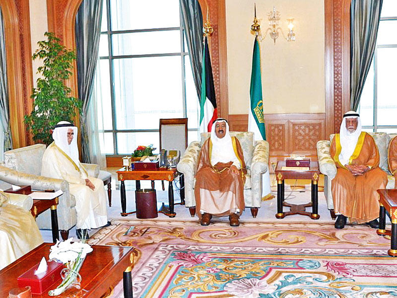 صاحب السمو مستقبلاً أعضاء تجمع دواوين الكويت