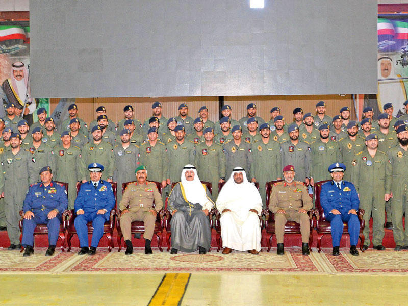 الخالد متوسطاً الضباط الخريجين بحضور الخضر والنواف والمنصور والفودري والفقعانt            (تصوير نوفل إبراهيم)