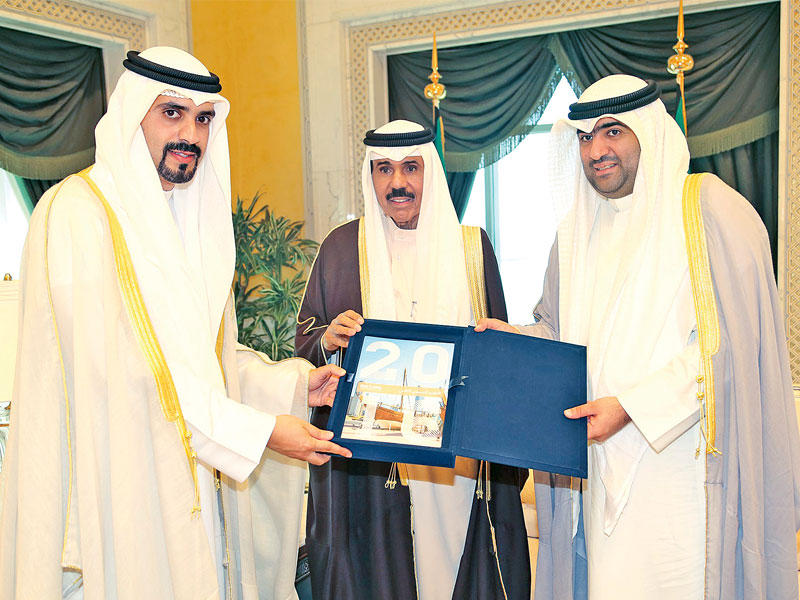 ولي العهد يتسلم تقرير هيئة الاستثمار من الروضان ومشعل الجابر