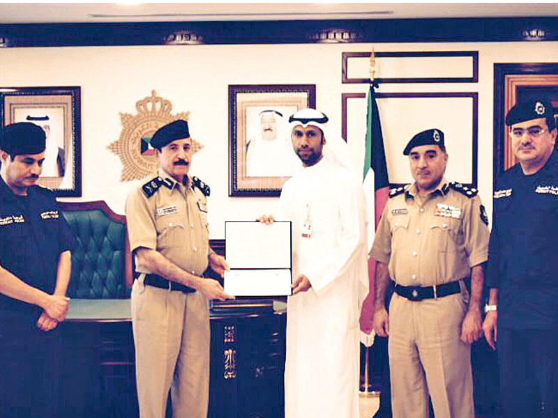 المهنا مكرماً أحد المتميزين