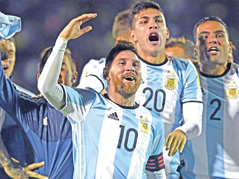 ليونيل يحتفل بعد الفوز والتأهل