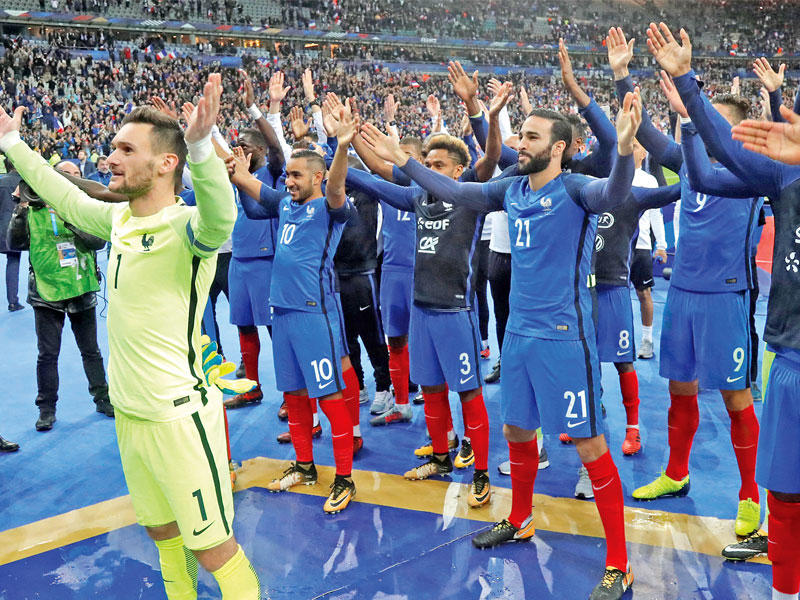 فرحة لاعبي المنتخب الفرنسي بعد التأهل للمونديال