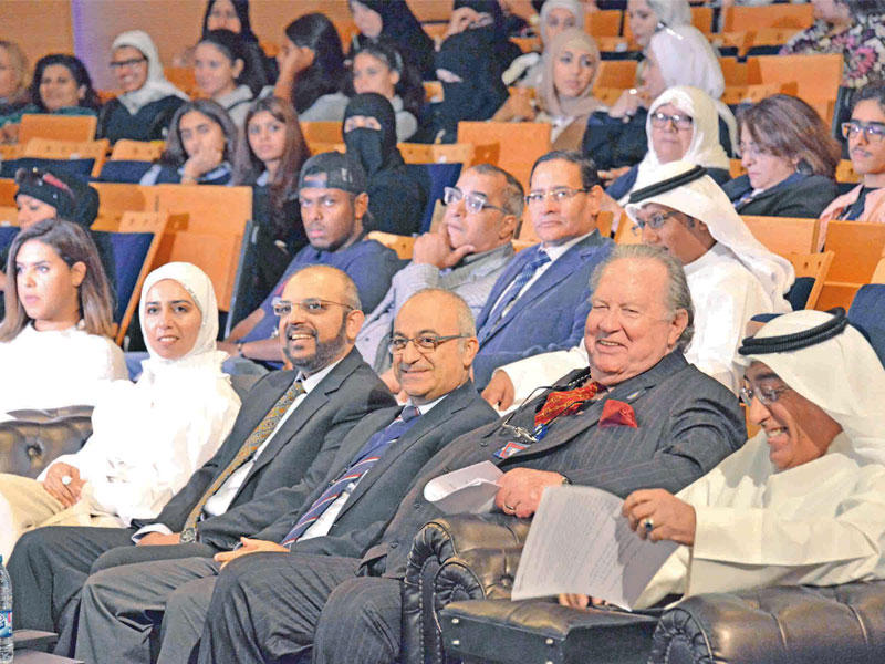 دونالد بيتس متوسطا الحضور