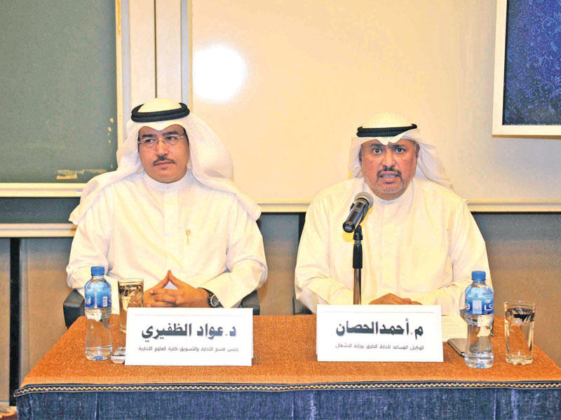 الحصان متحدثا في الندوة