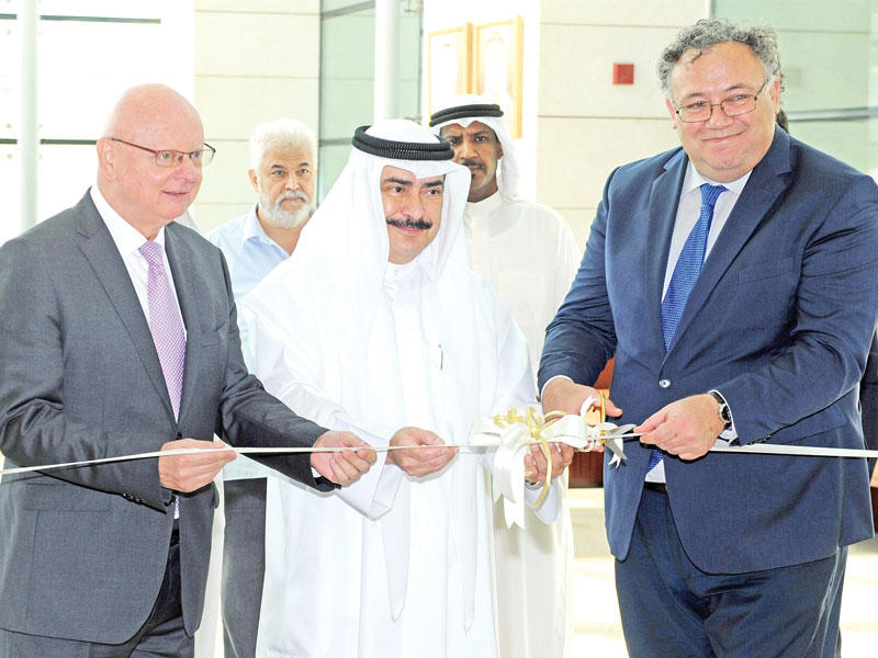 العبدالجليل متوسطاً إيشتفان ايارتو والسفير الهنغاري أثناء افتتاح المعرض 