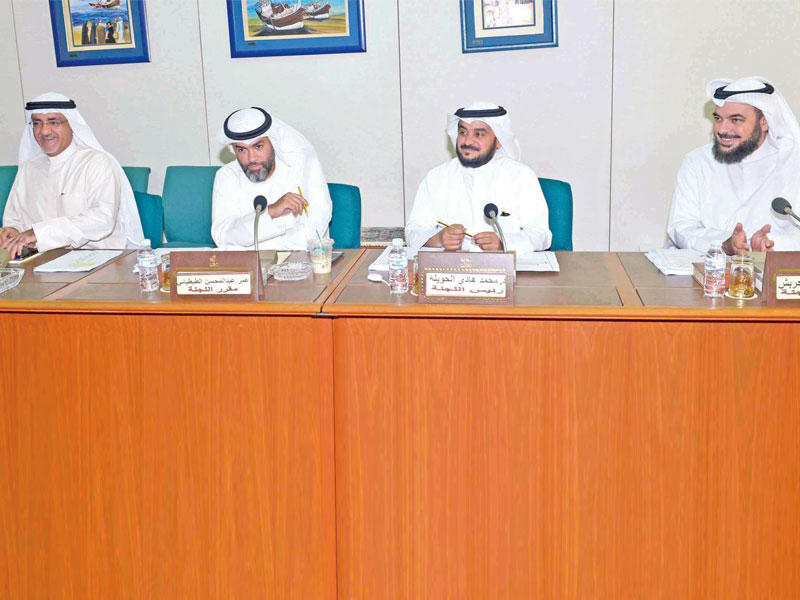 أعضاء اللجنة التعليمية في اجتماع لهم أمسt(تصوير عبدالله الخلف)