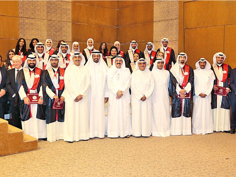 لقطة جماعية مع الخريجين