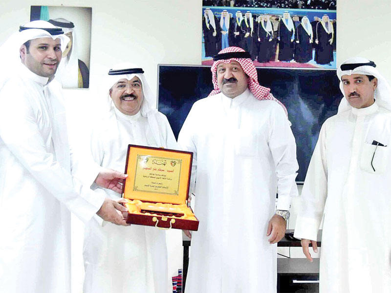 الشهاب يقدم درعاً تذكارية للسهلي