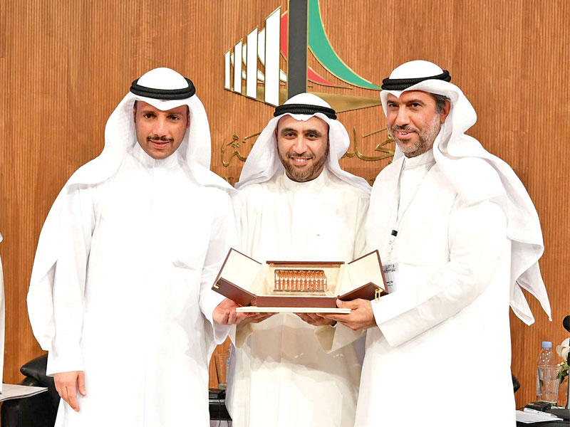 الغانم والدلال يكرمان الغزالي