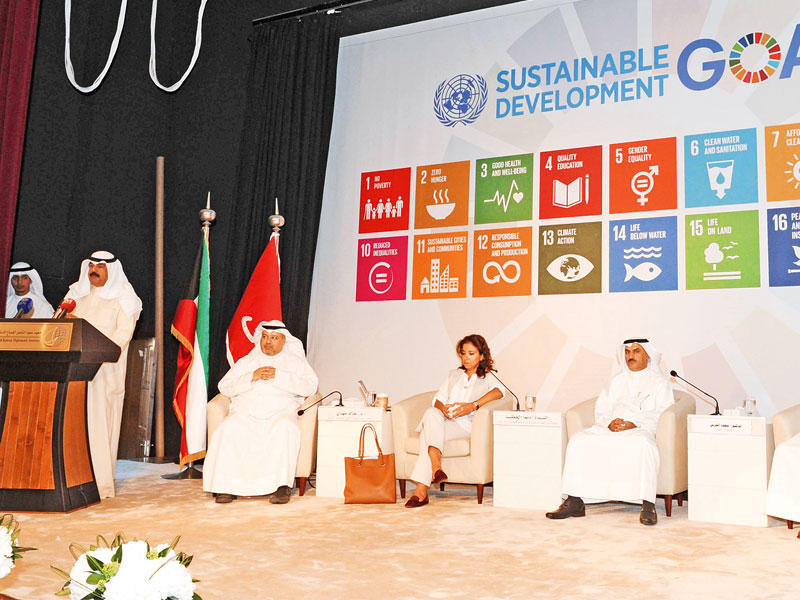  الجارالله متحدثاً في ندوة المعهد الدبلوماسي