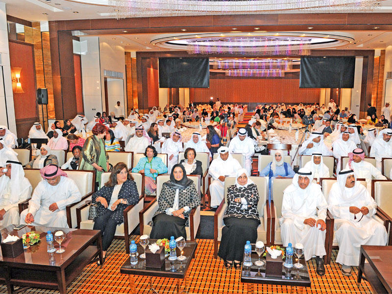 الصبيح تتوسط الحضور خلال احتفالية رابطة الاجتماعيين