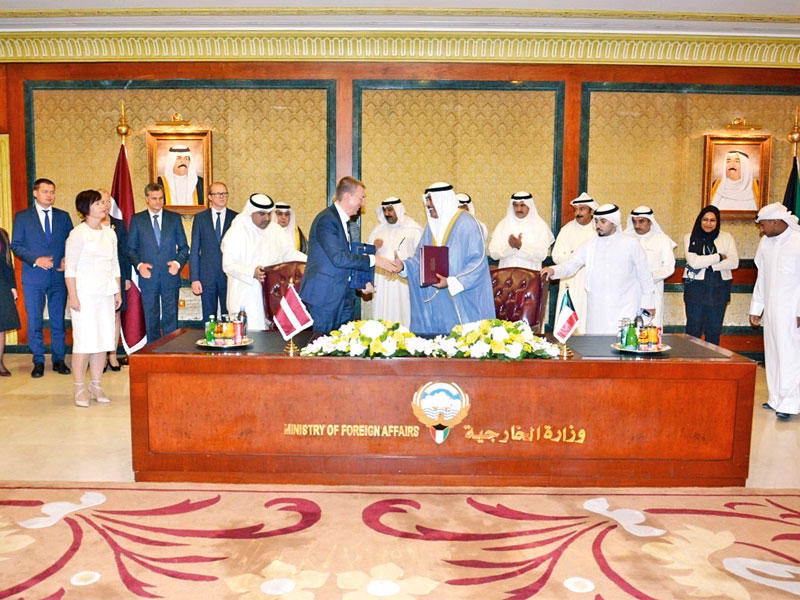 صباح الخالد ووزير خارجية لاتفيا أثناء توقيع الاتفاقية