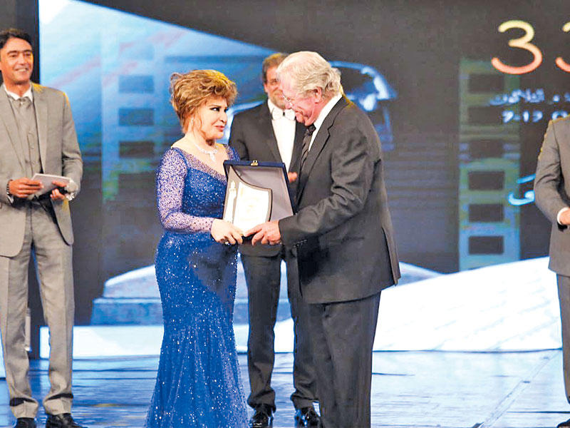 حسين فهمي مكرماً العمري في مهرجان الإسكندرية