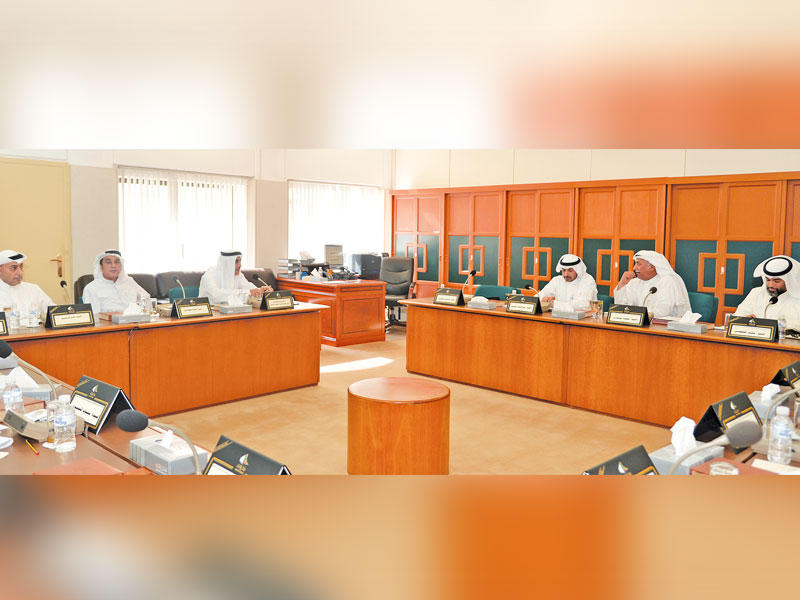 جانب من اجتماع «الأموال العامة» أمس  (تصوير عبدالله الخلف)