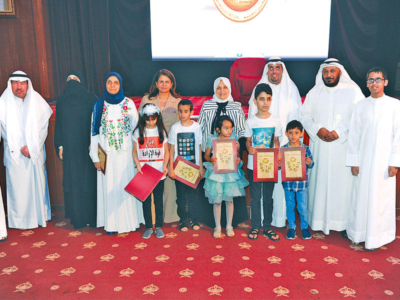 الصبيح تتوسط المشاركين في احتفال جمعية المكفوفين