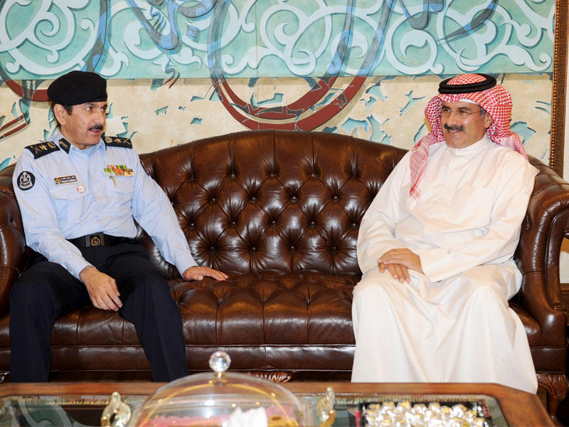 رئيس مجلس الإدارة والمدير العام لوكالة الأنباء الكويتية (كونا) الشيخ مبارك دعيج الإبراهيم الصباح يستقبل المدير العام للادارة العامة للاطفاء الفريق خالد المكراد