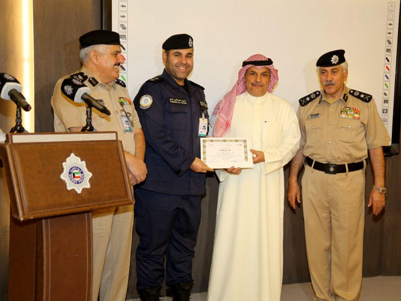 الدوسري والجراح يكرمان أحد الخريجين ويبدو العوضي