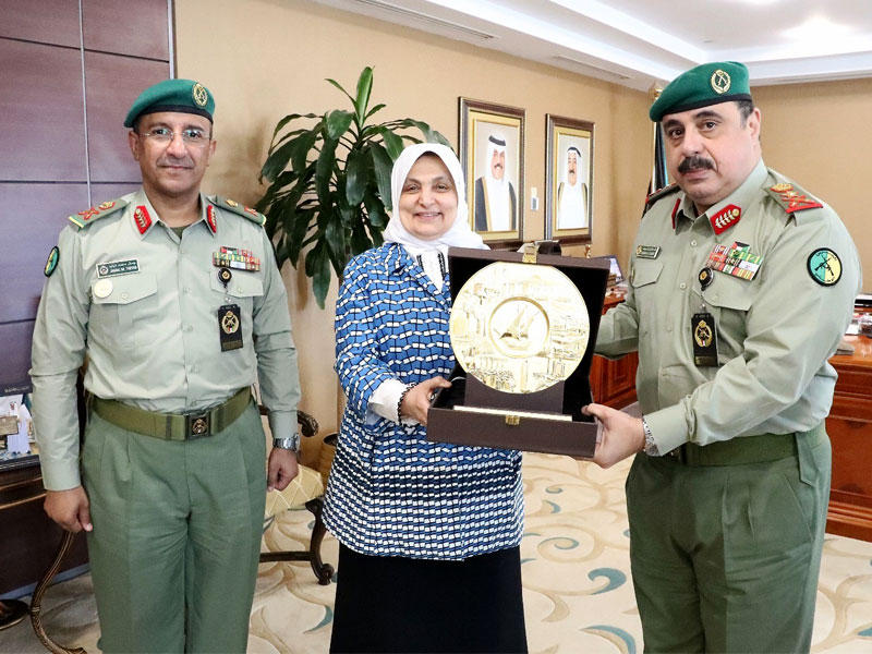 وزيرة الشؤون الاجتماعية والعمل ووزيرة الدولة للشؤون الاقتصادية الكويتية هند الصبيح مع وفد من الحرس الوطني