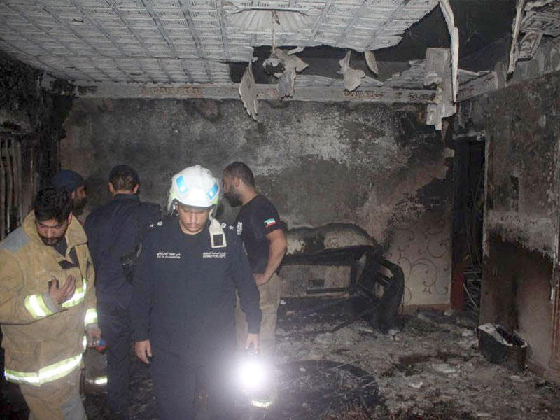 رجال الإطفاء داخال المنزل المحترق