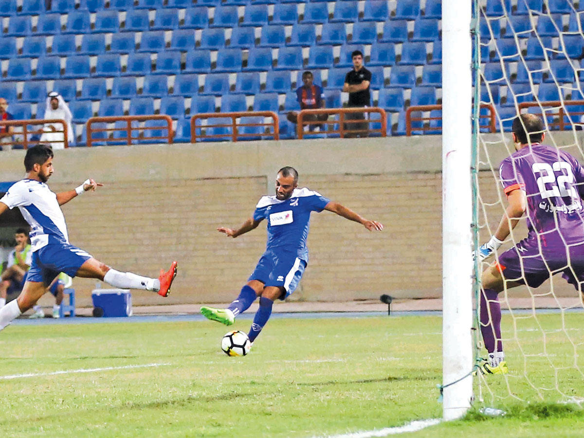 حمد أمان يسدد على المرمى قبل خروجه