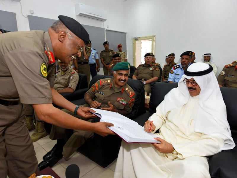 الخالد أثناء توقيعه كشف مجندي الدفعة الأولى ويبدو اللواء العميري