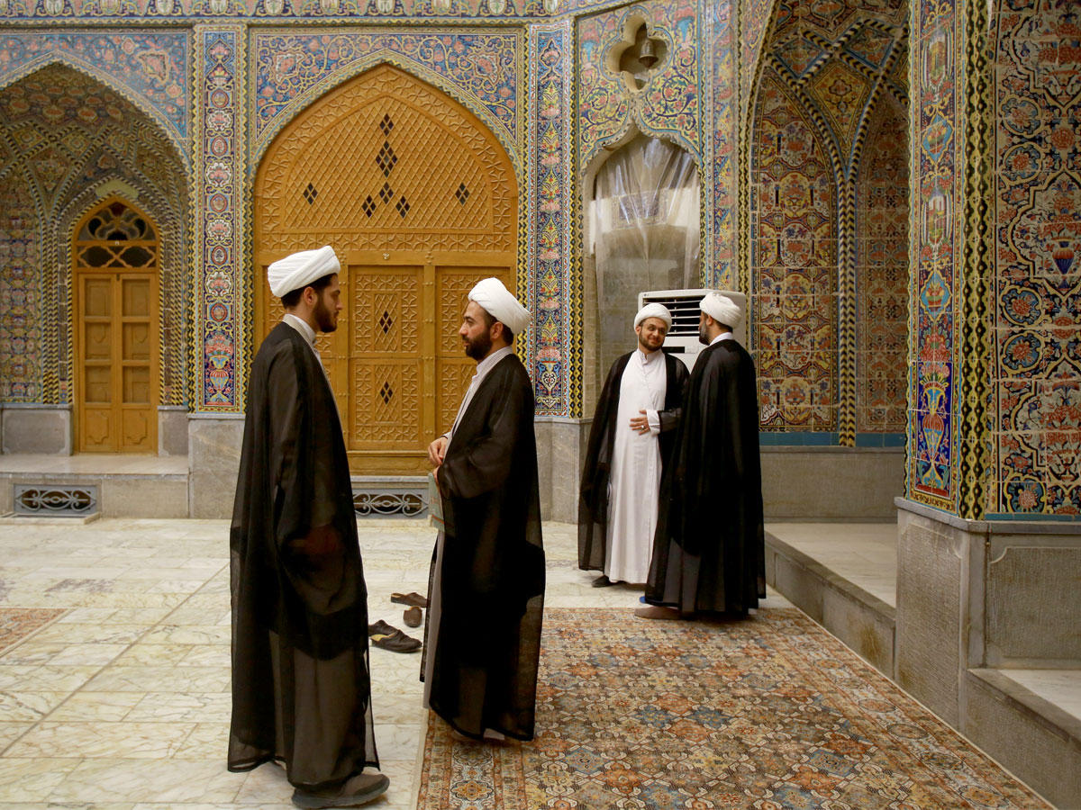 رجال دين شيعة في مدرسة السيد اليزدي التي تديرها الحوزة العلمية في النجف (رويترز)