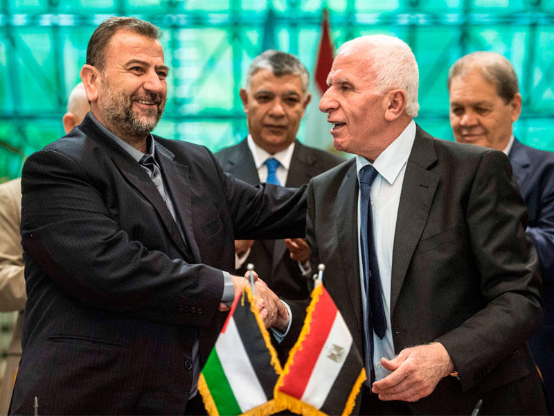 وزير المخابرات المصرية عقب التوقيع على اتفاق المصالحة في القاهرة أمسt(أ ف ب) 