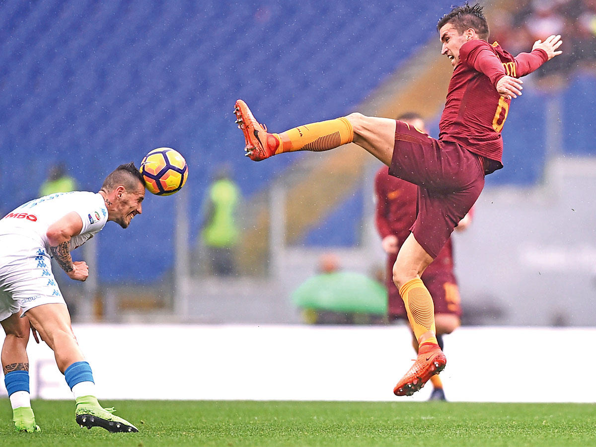 ستروتمان نجم روما وهامسيك نجم نابولي في مواجهة سابقة