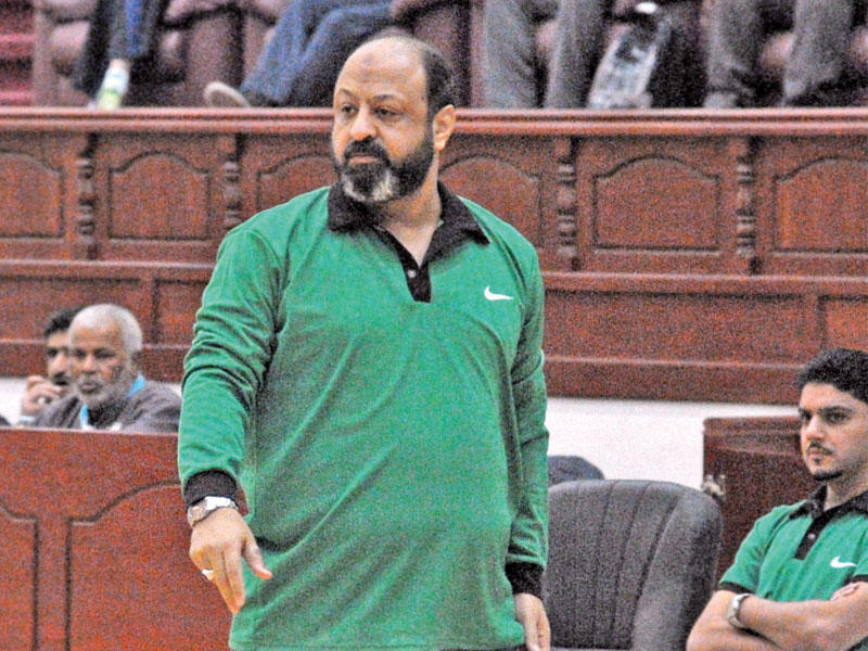 خالد القلاف مدرب فريق النادي العربي لكرة السلة