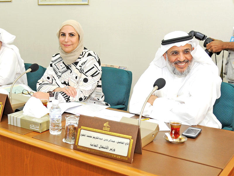 المطوع وقيادات وزارة الأشغال في أحد اجتماعات اللجان البرلمانية