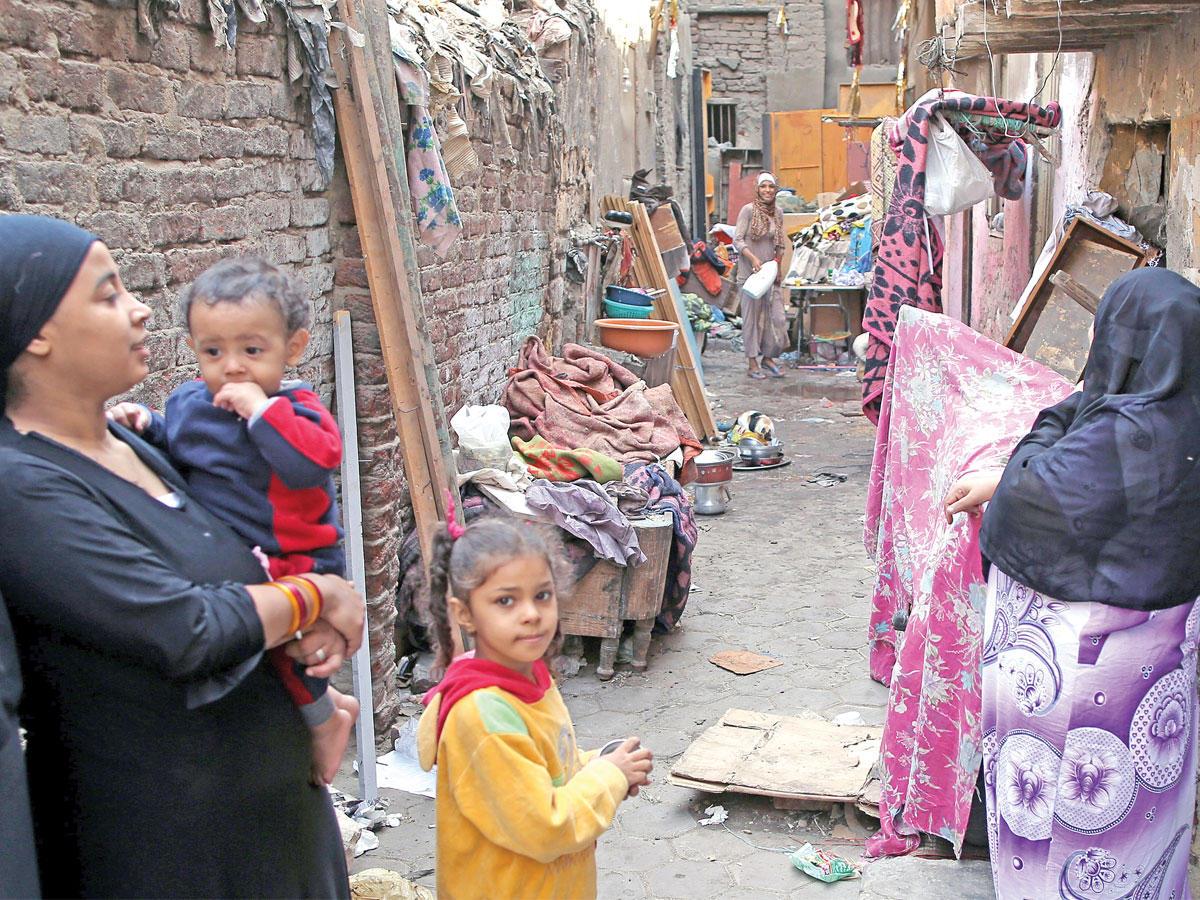 مصريات أمام منازلهن بالأحياء الفقيرة في مثلث ماسبيرو (إي بي إيه)