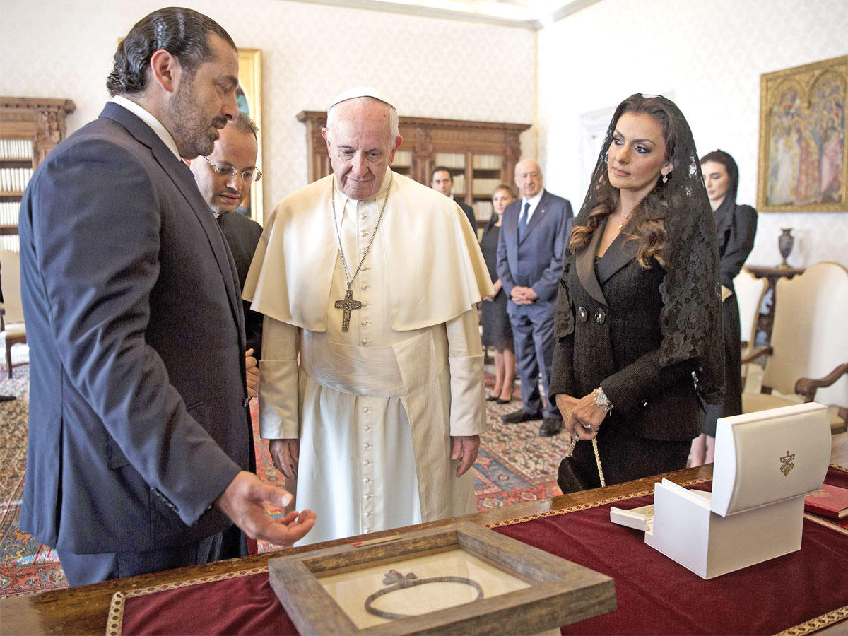 بابا الفاتيكان يتسلم جائزة من الحريري وزوجته لارا في الفاتيكان ( أ ف ب)