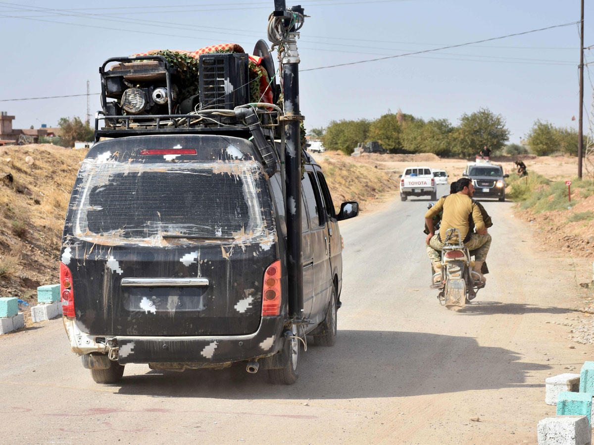 سيارة تابعة للشرطة العراقية تمر قرب طوز خرماتو (أ ف ب)