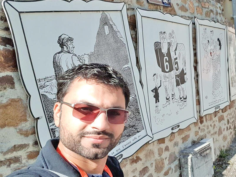 عادل القلاف أمام أعماله