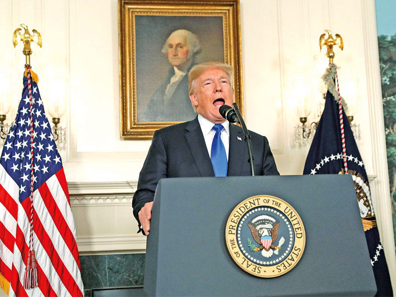 ترامب يلقي بيانه في البيت الأبيض أمس (رويترز)