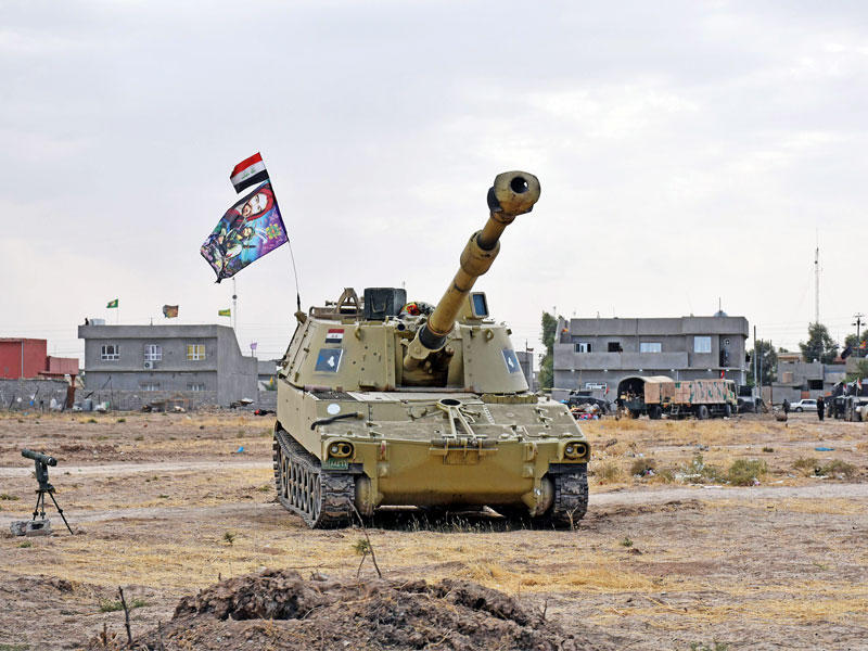 مدفع للجيش العراقي في موقع تركته البيشمركة الكردية بطوز خورماتو أمس (أ ف ب)