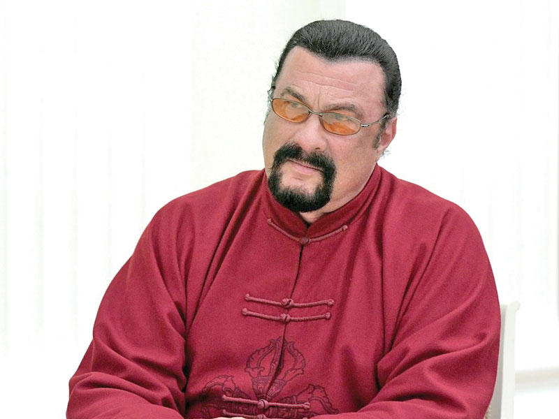  الممثل ستيفن سيغال 