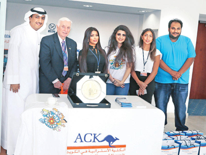 ممثلو الكلية الأسترالية في المعرض