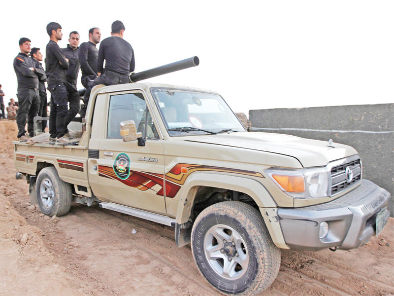 عناصر من البيشمركة جنوب كركوك أمس الأول   (رويترز)