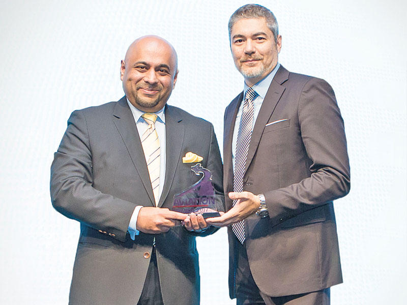 مسؤول «الجزيرة» يتسلم الجائزة