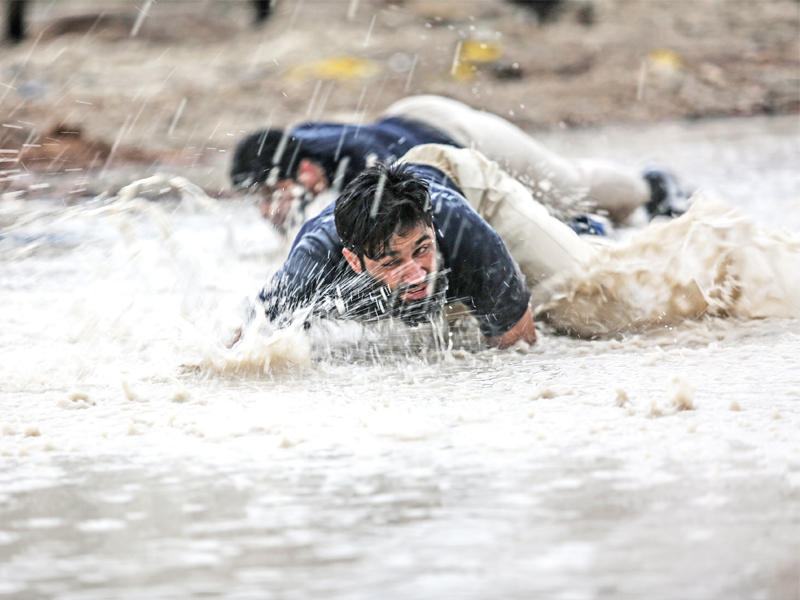 مقاتلان يخضعان للتدريب في معسكر لـ «جيش الإسلام» في الغوطة قرب دمشق أمسt(إي بي أيه)