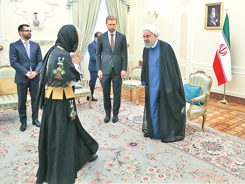 روحاني لدى تسلمه أوراق اعتماد سفراء جدد في طهران أمس (إرنا)