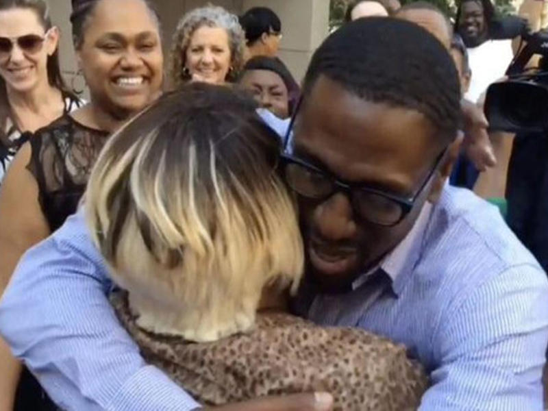 السجين لامونت ماكنتاير، الذي أمضى 23 عاما وراء القضبان، بسبب خطأ قضائي