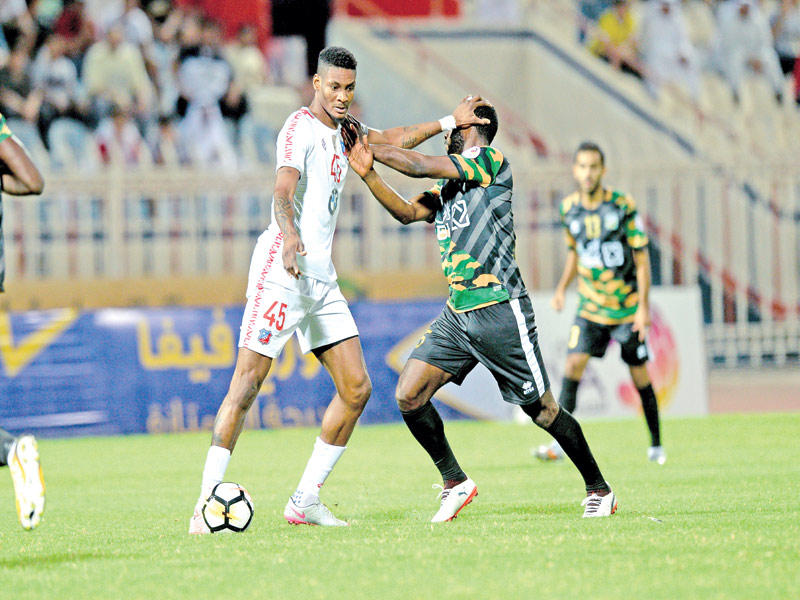 جمعة سعيد يحاول استفزاز كيتا لاعب العربي 